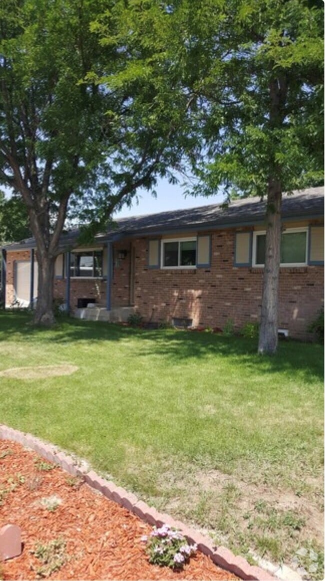 Building Photo - 301 Olive Ln
