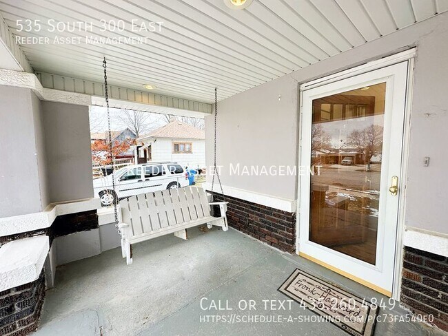 Foto del edificio - 5 Bed 2 Bath home with HUGE heated 3 car g...