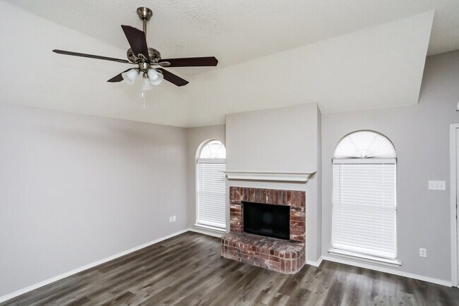 Building Photo - 2508 Helen Ln