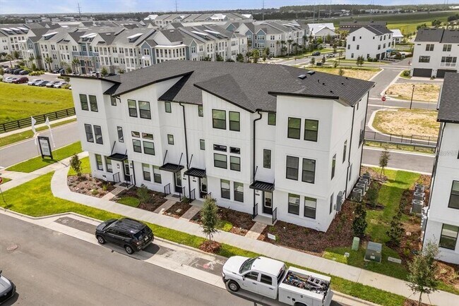 Foto del edificio - 15489 Hamlin Pk Dr