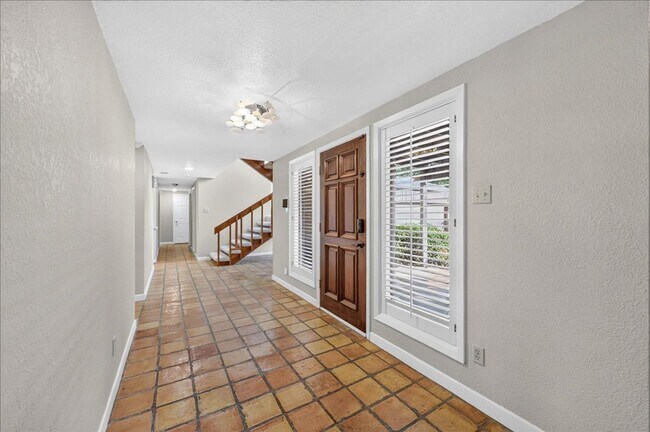 Building Photo - 5305 Greenbriar Dr