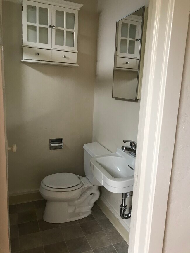 Building Photo - 419 Forest Ave