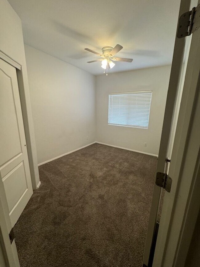 Building Photo - NW- 3 bedroom/ 2 bathroom with 2 car garage