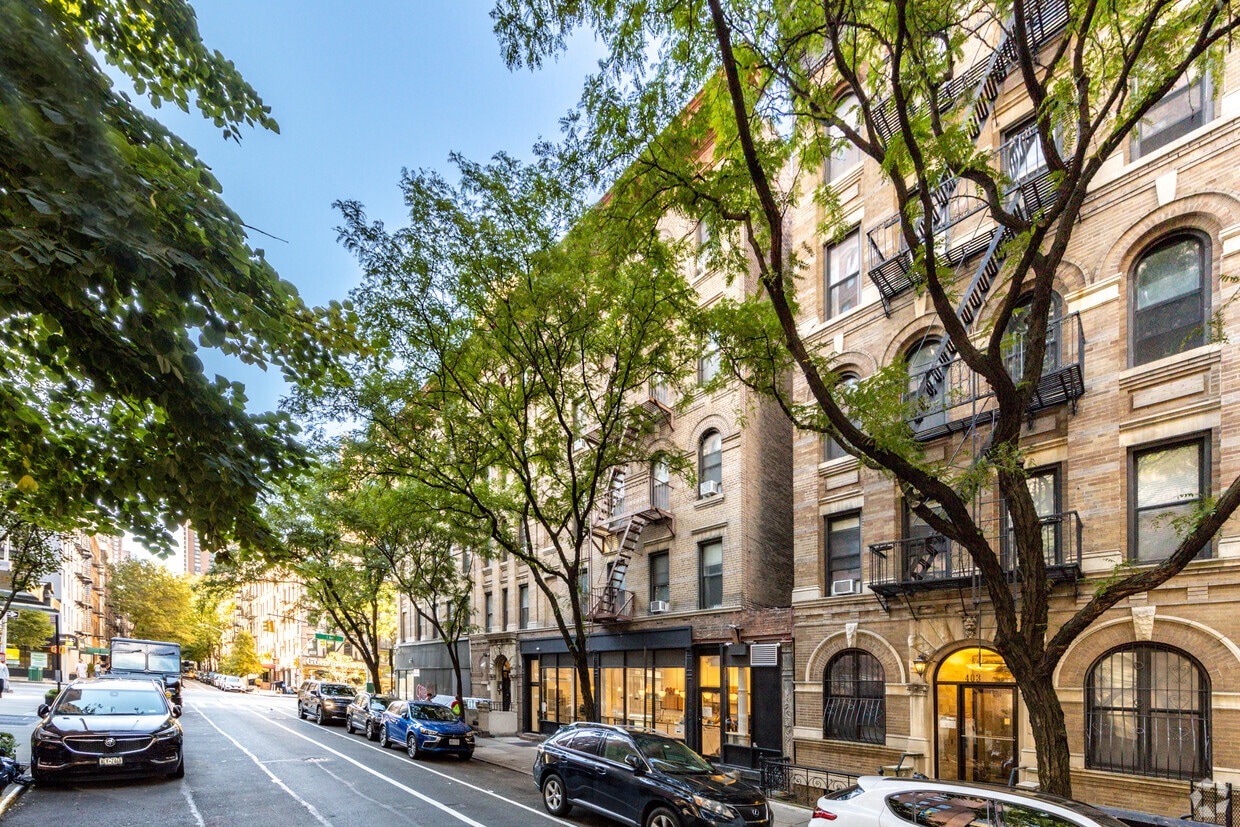 Building Photo - 401 E 90th St