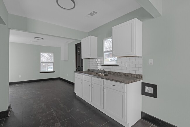 Building Photo - 2496 Malone Ave