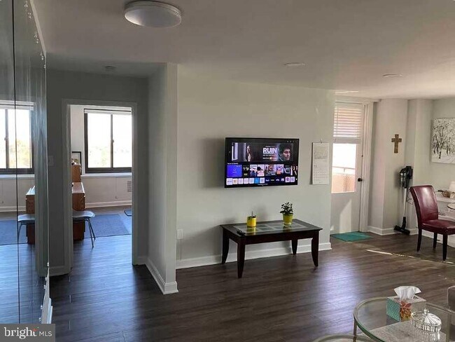 Foto del edificio - 1011 Arlington Blvd