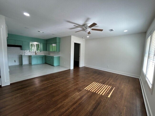 Building Photo - 307 Lois Wright Cir