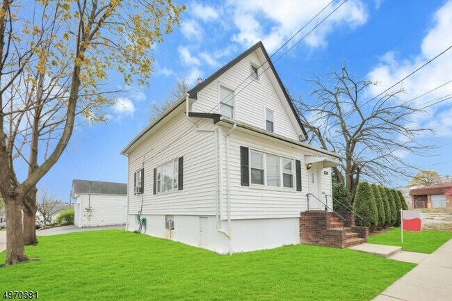 Building Photo - 129 E 6th St