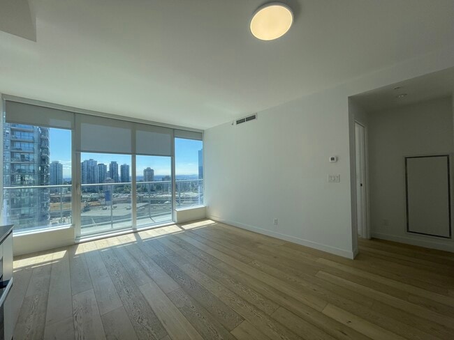 Photo du bâtiment - 6000 Mckay Av