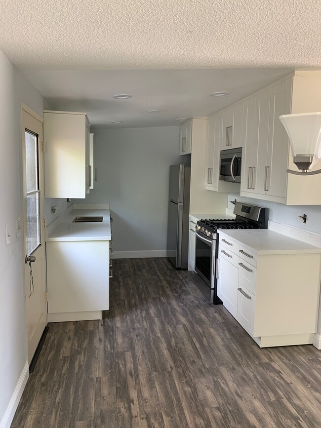 Building Photo - Beautifully Remodeled 3 Bedroom 2 Bath Hom...