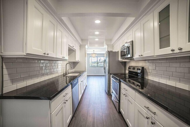 ¡Recientemente remodelado! - 1032 N Sweetzer Ave