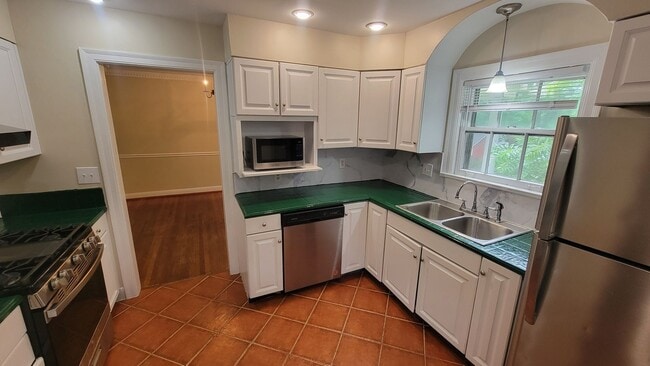 Building Photo - 3 Bedroom Close to Seneca Park