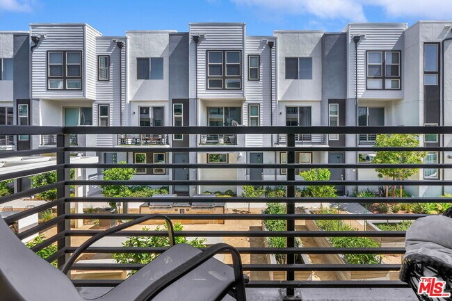 Building Photo - 305 Placemark