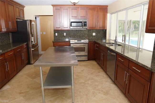 Building Photo - 5 br, 3 bath House - 801 SW 72nd Ave