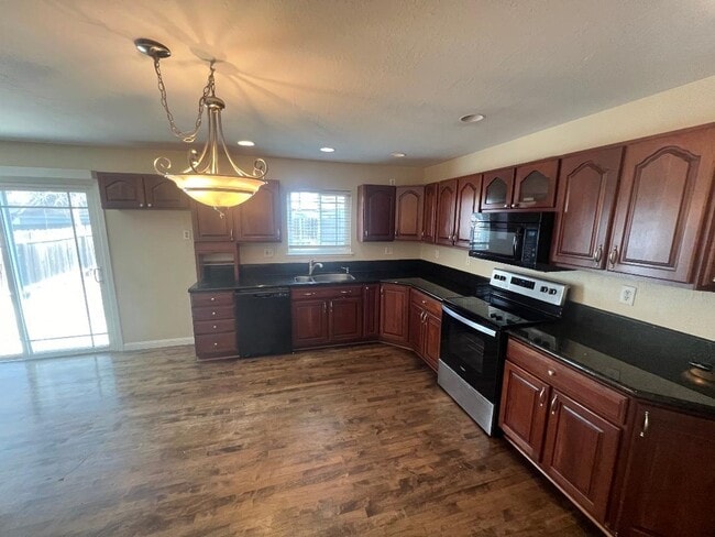 Building Photo - 1609 Poppy Way