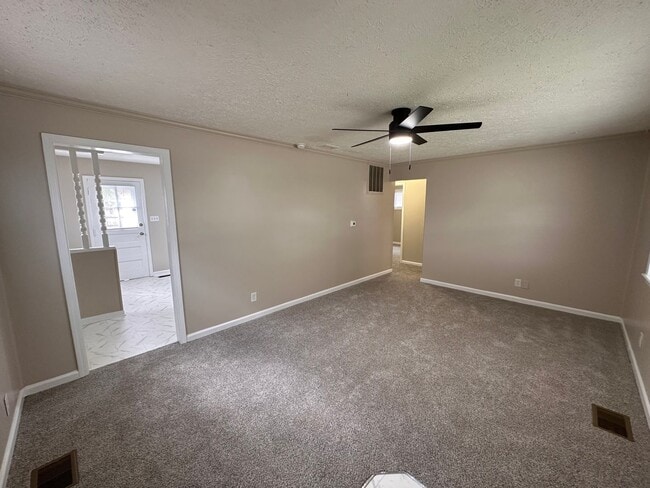 Foto del edificio - 4 bed 2 full bath home located in very desirable Irvington.