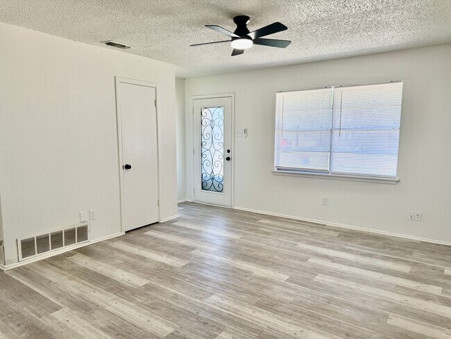 Foto del edificio - Updated 3/1.5 with Bonus Room in North by Northwest!