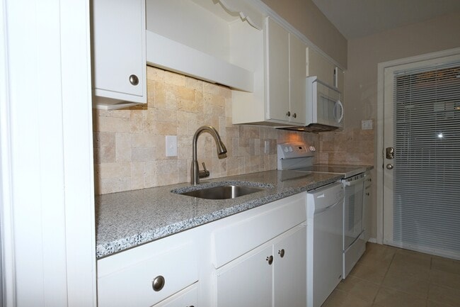 Building Photo - 7727 Meadow Park Dr