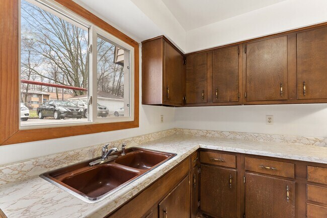Building Photo - 2588 Parkview St
