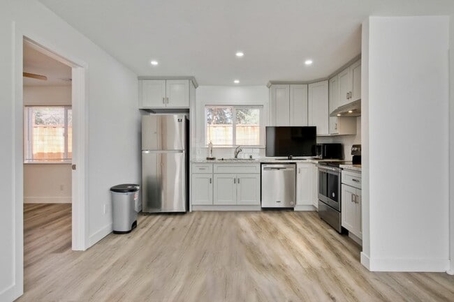 Building Photo - 5905 Sutton Park Pl