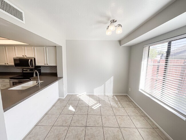 Foto del edificio - 2455 E Broadway Rd