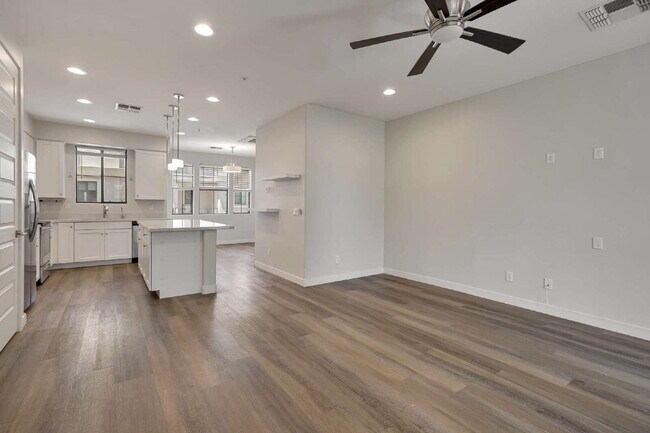 Foto del edificio - Sophisticated Camelback Corridor Tri-Level Townhome now available!
