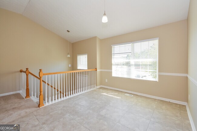 Building Photo - 553 Sycamore Dr