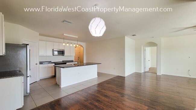 Foto del edificio - LOVELY 4 BEDROOM/2 BATH/ FENCED YARD with ...