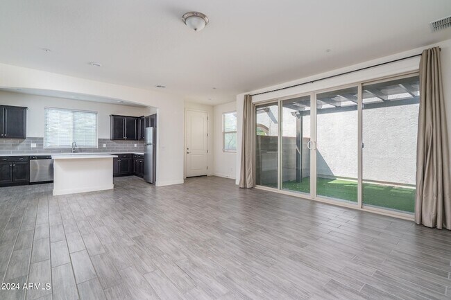 Foto del edificio - 1627 N 208th Ave