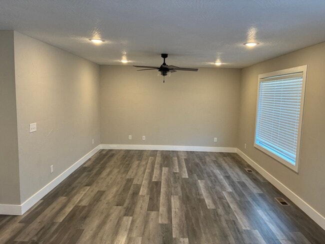 Building Photo - Beautiful 3 bedroom, 2 bath, 2 car garage duplex in Ozark! Spacious, granite with open / split be...