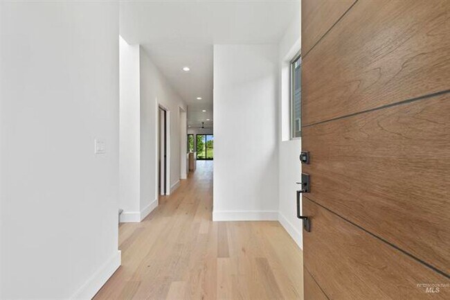 Building Photo - AstoriaTownHome