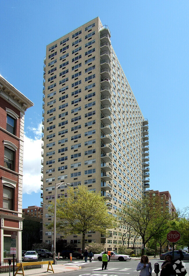 View from the west along 3rd Street - Marine View Plaza