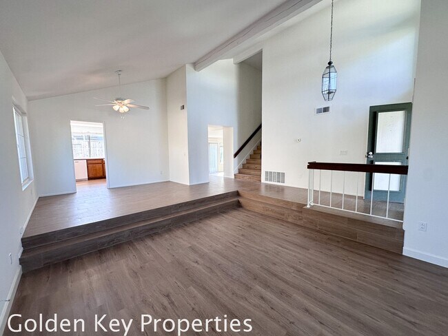 Foto del edificio - Spacious two-story home in North Oceanside