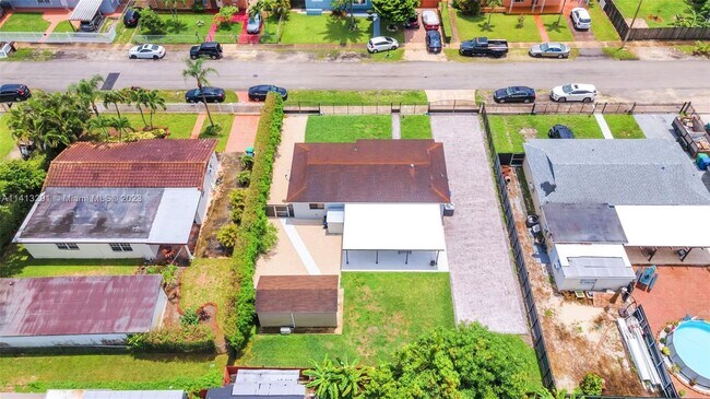 Foto del edificio - 4401 NW 194th St