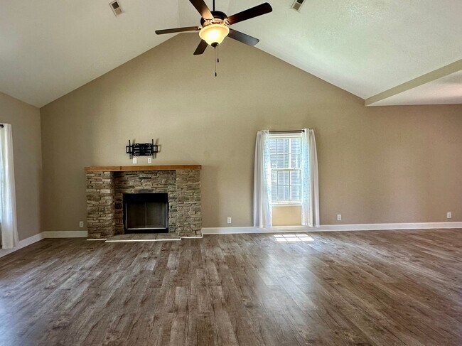 Building Photo - 1124 Eagle's View Dr