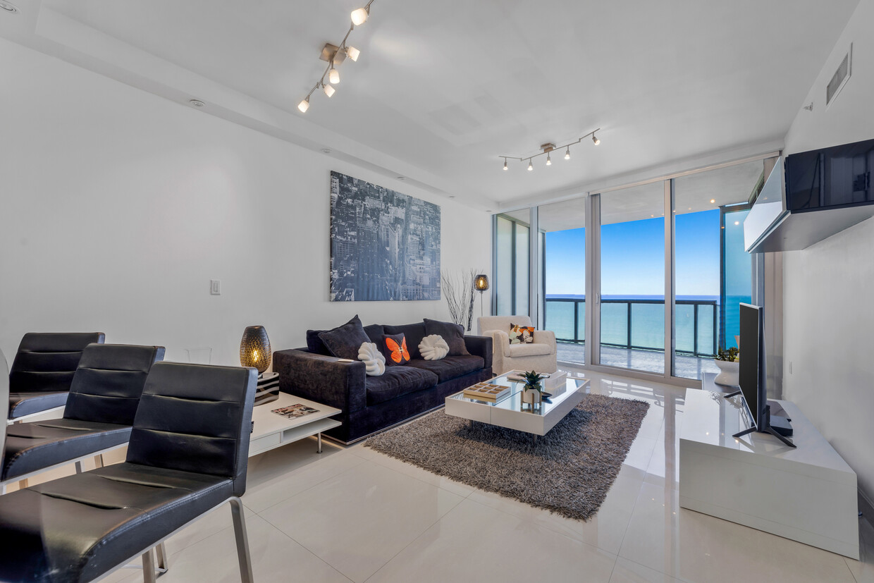 Primary Photo - 17121 Collins Ave