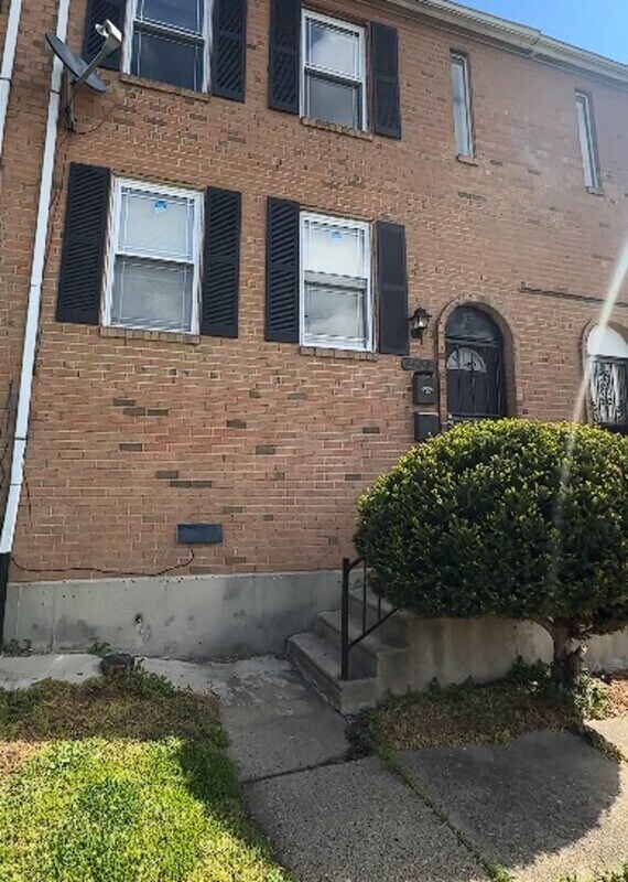 Building Photo - 2721 S 76th St