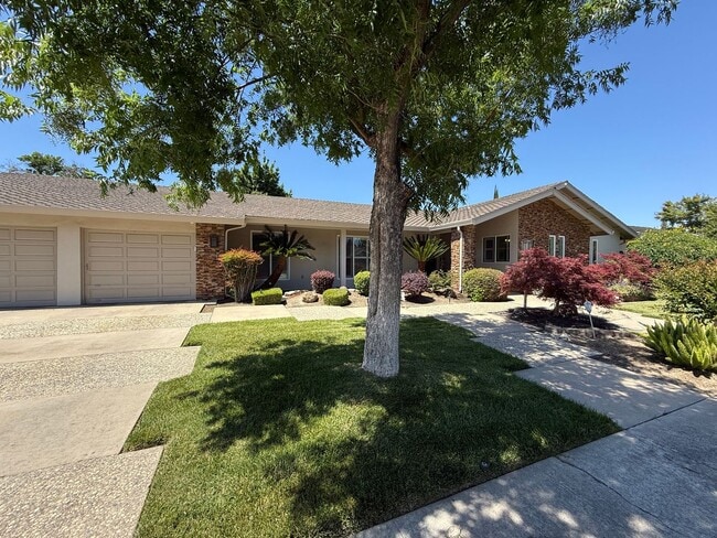 Building Photo - Custom home in desirable Eastridge neighbo...