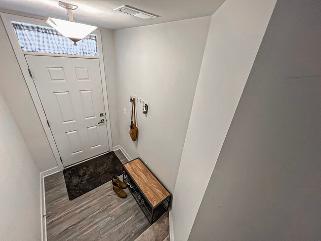 Photo - Luxurious 4 Bedroom 3.5 Bathroom End Unit ... House