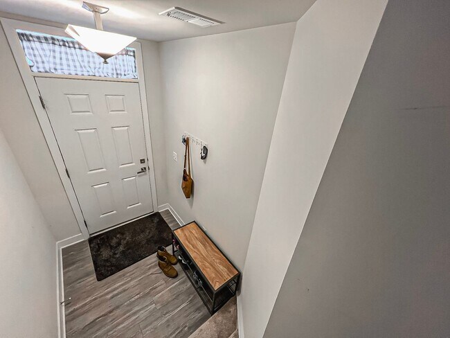 Foto del edificio - Luxurious 4 Bedroom 3.5 Bathroom End Unit ...
