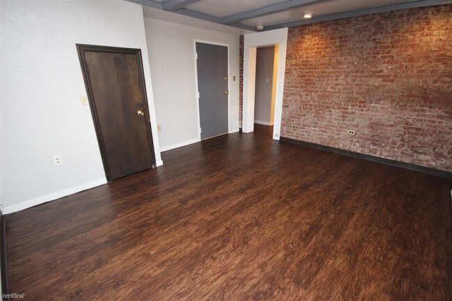 Foto del edificio - 2 br, 1 bath  - Walnut Commons Garden Level