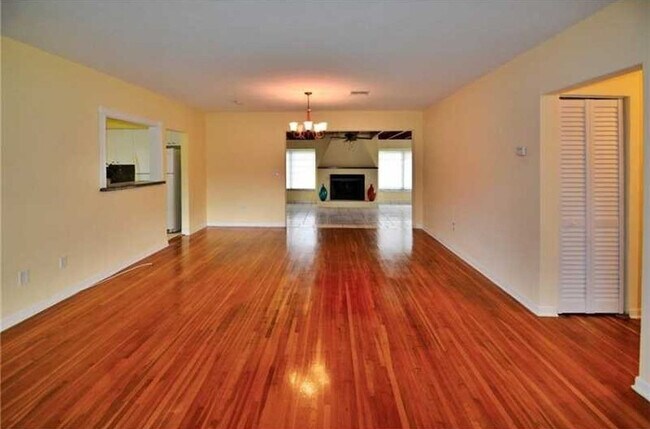 Amplia sala de estar/comedor con pisos de madera noble - 6515 SW 48th St