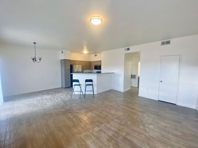 Foto del edificio - Recently renovated centrally located condo...