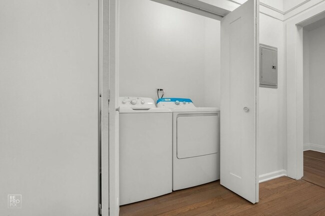 Foto del edificio - Spacious 4-Bedroom Duplex in Rogers Park With In-Unit Laundry & Pet-Friendly Living!