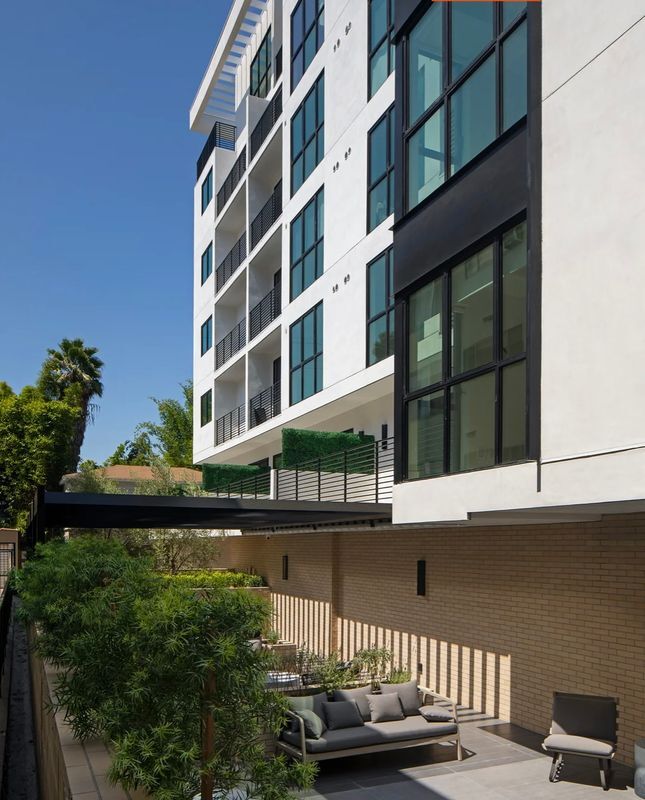 Foto del edificio - 105 S Doheny Dr
