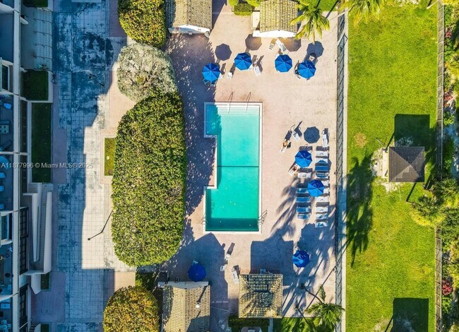 Foto del edificio - 2555 Collins Ave