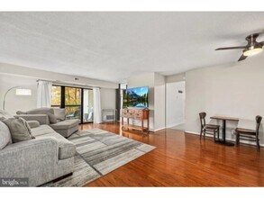 Building Photo - 8083 Lacy Dr