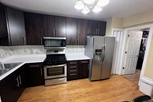 Foto del edificio - 2330 N Lockwood Ave