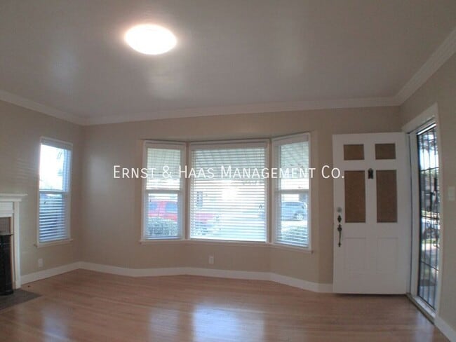 Photo - 215 E Scott St House