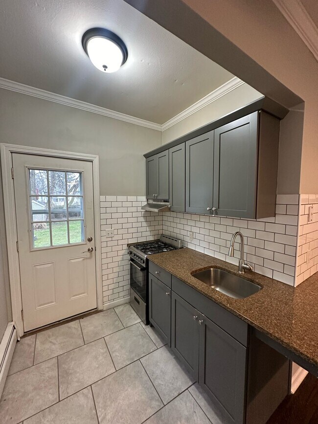Building Photo - 64 Ashland Pl
